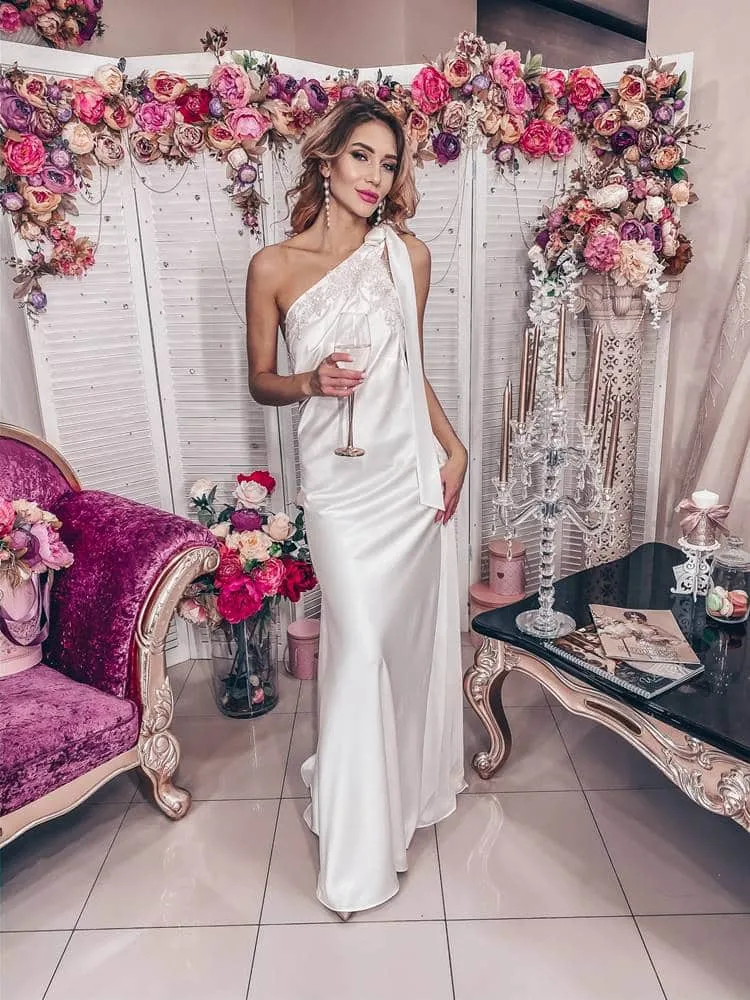 ---Abito da sposa rito civile con un sensuale tessuto di satin impalpabile regala forma e fluidità all’abito da sposa ultra chic