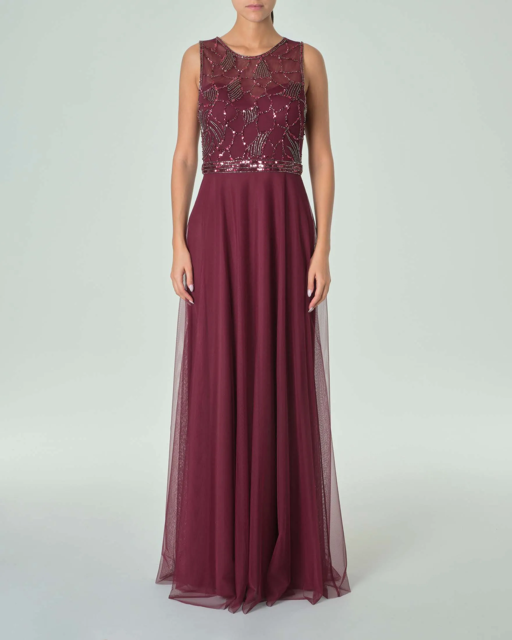 Abito lungo bordeaux in tulle senza maniche con busto ricamato in perline tono su tono