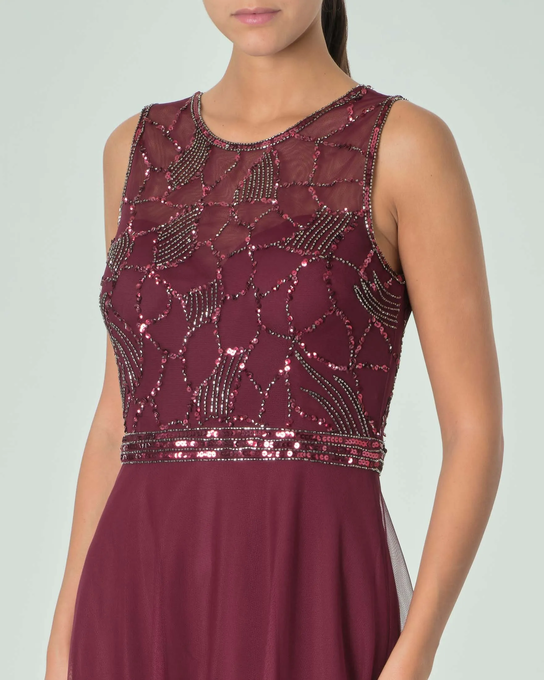 Abito lungo bordeaux in tulle senza maniche con busto ricamato in perline tono su tono
