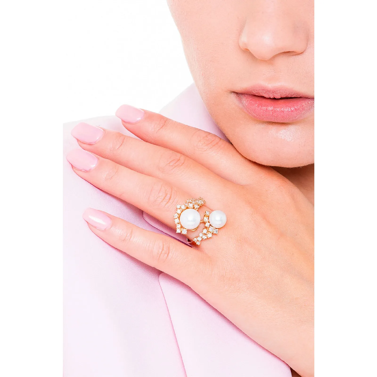 Anello in oro rosa 18k con Perle e diamanti.
