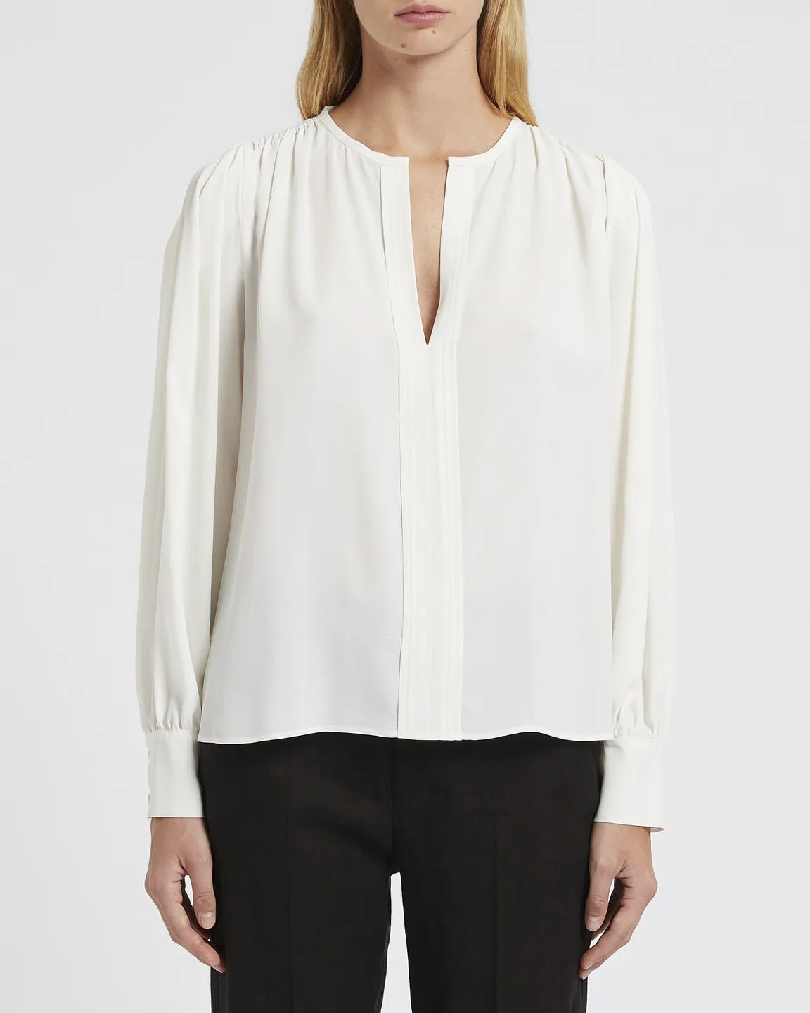 Blusa bianca in misto crêpe di seta scollo tondo con apertura a V e impunture verticali
