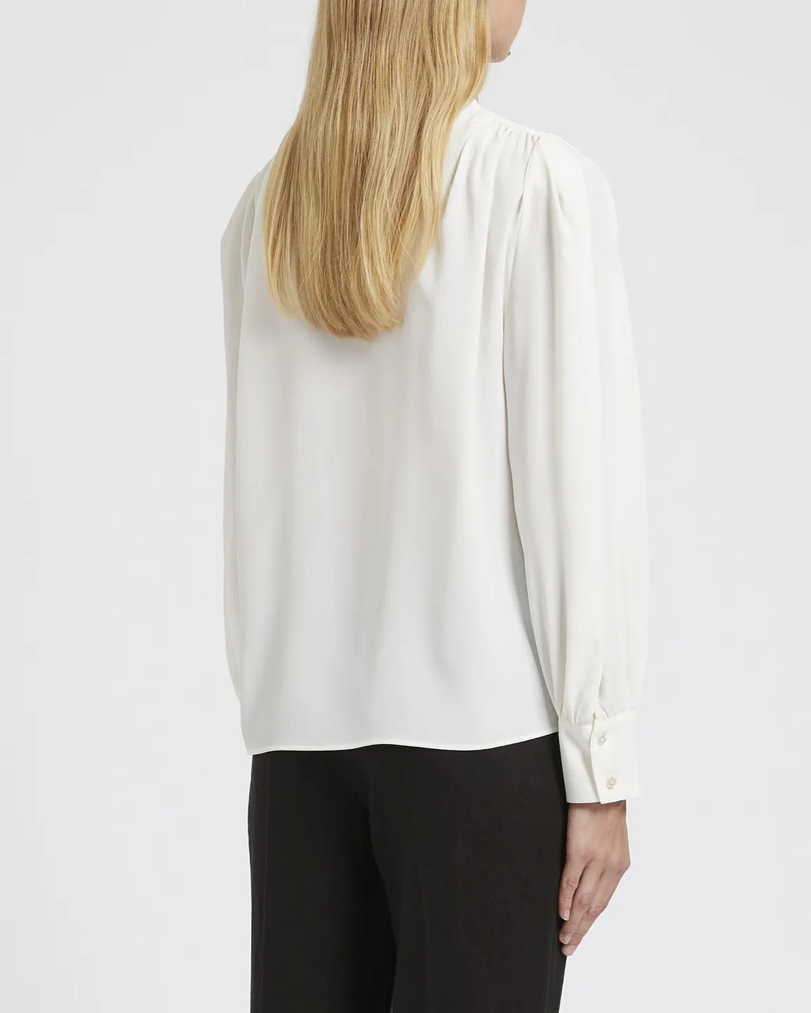 Blusa bianca in misto crêpe di seta scollo tondo con apertura a V e impunture verticali