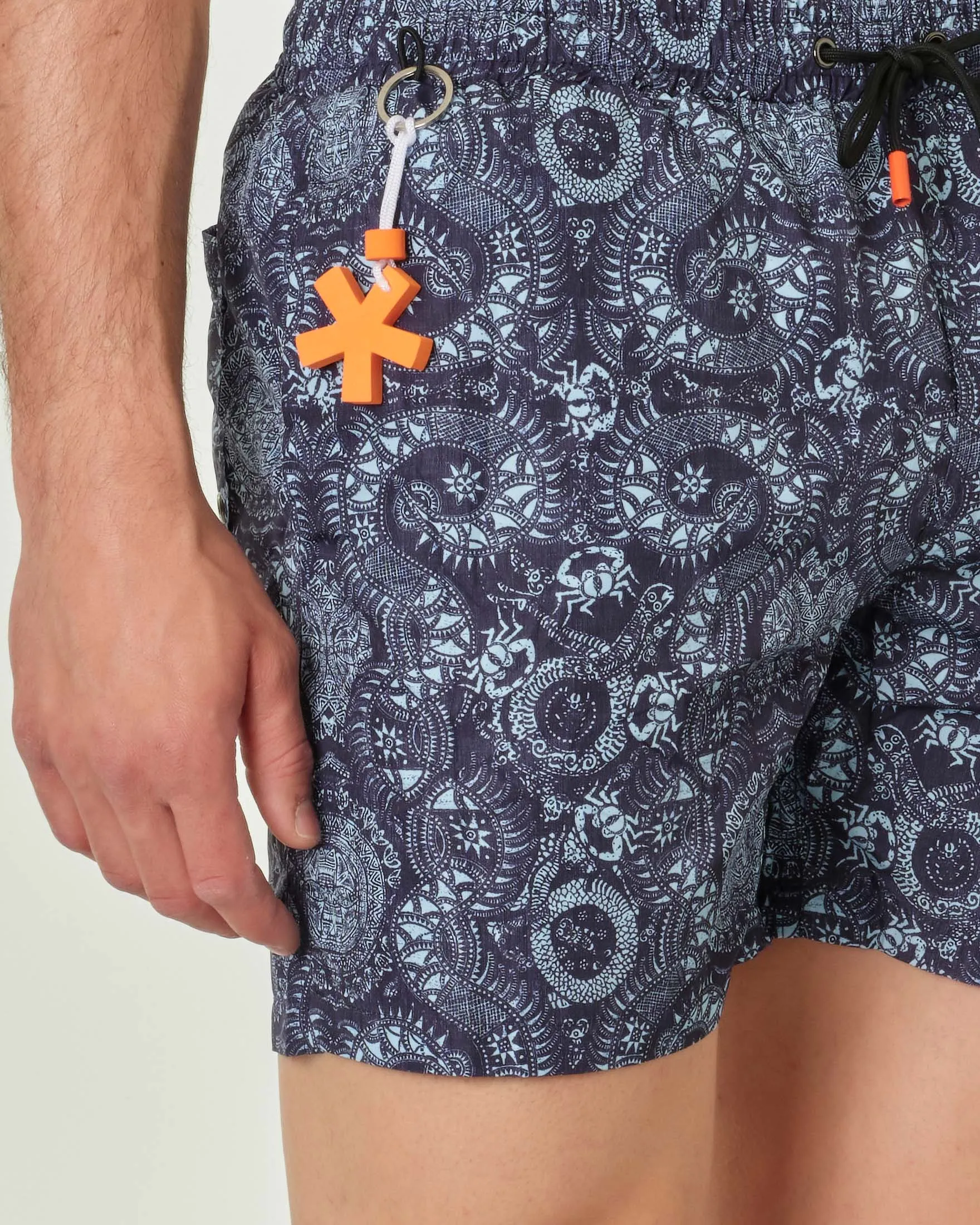 Boxer mare blu con stampa fantasia bandana e taschino sul retro