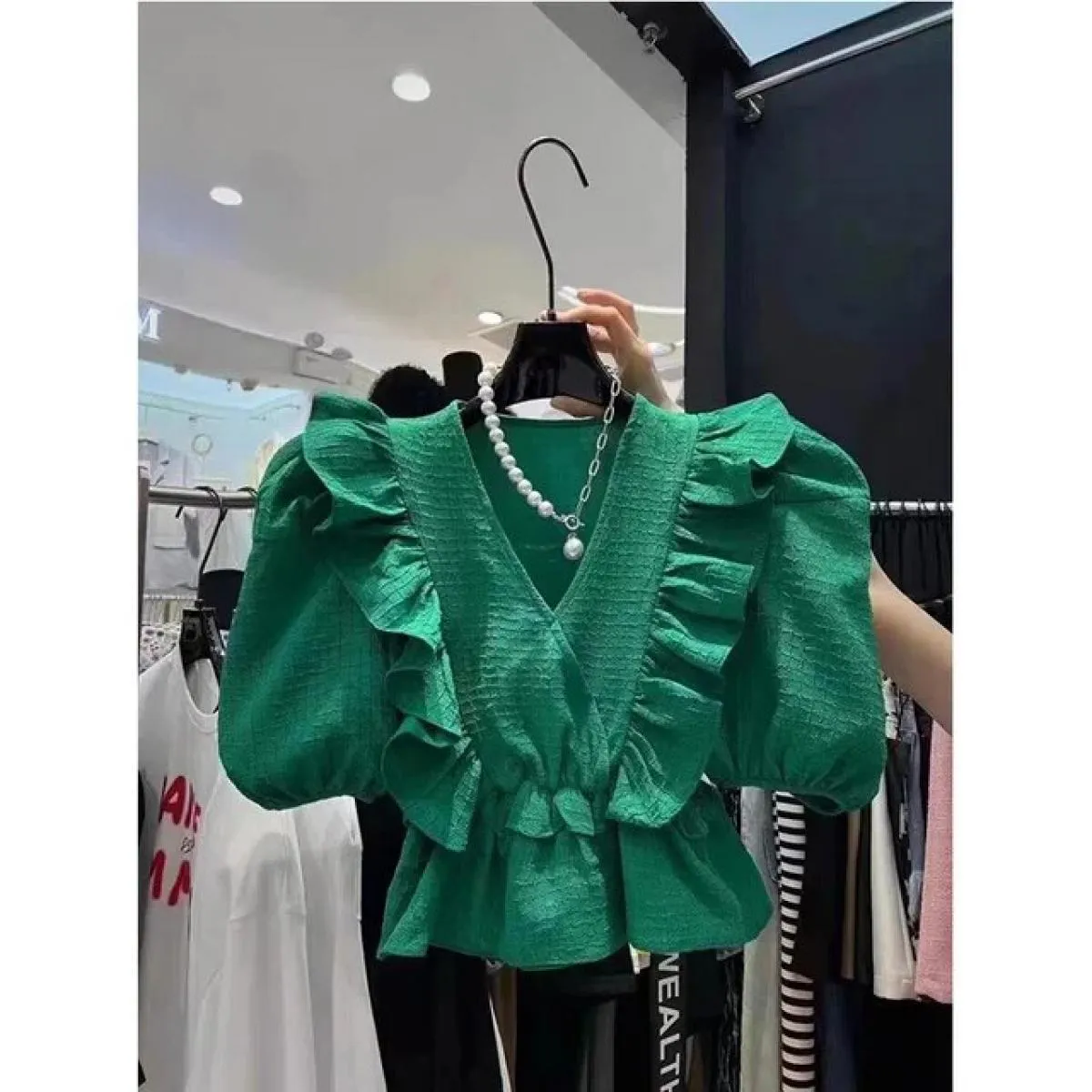 Camicia a maniche a palloncino con scollo a V flangiato nuovo temperamento estivo 2023 Collezione vita donna Top slim