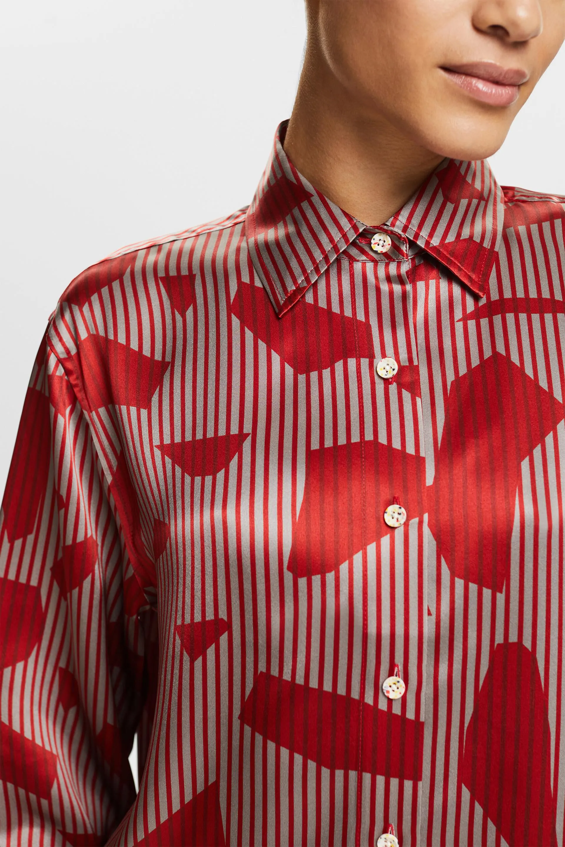 Camicia con bottoni in seta stampata
