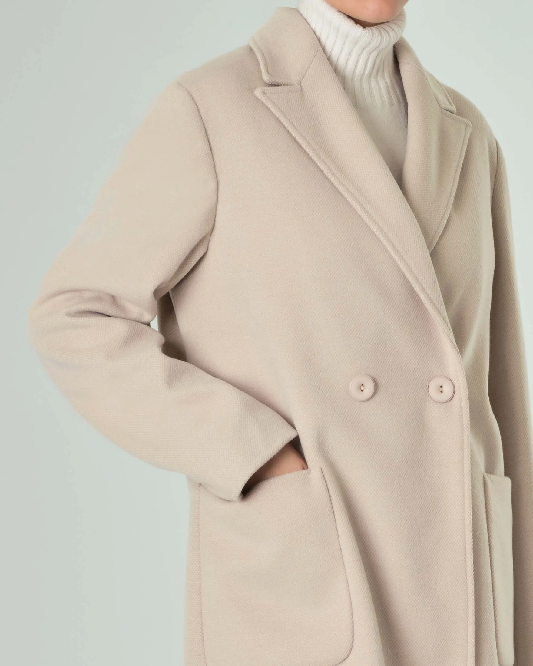 Cappotto lungo beige doppiopetto in tessuto effetto lana con maxi tasche laterali