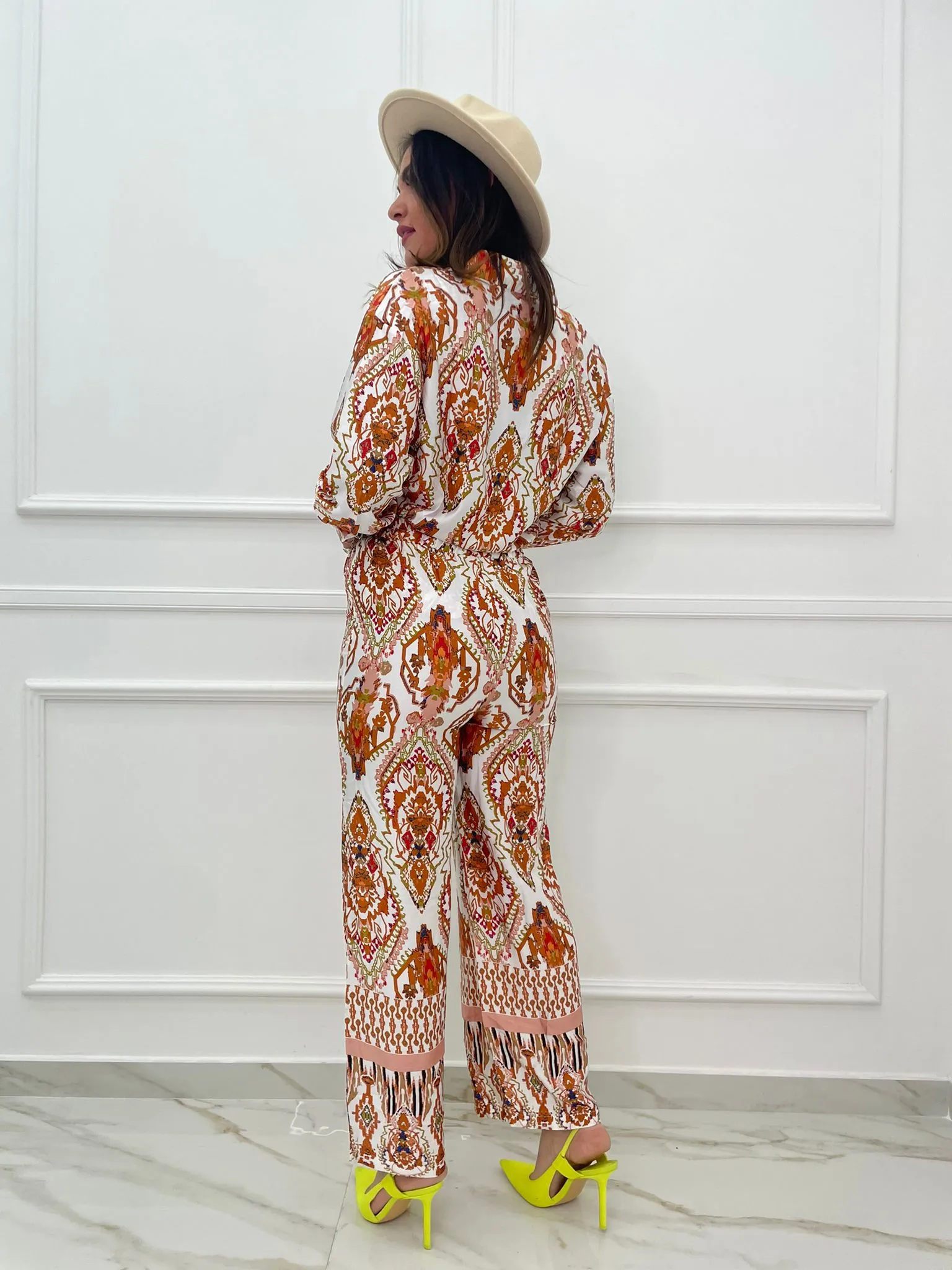 Coordinato a fantasia con camicia e pantalone palazzo