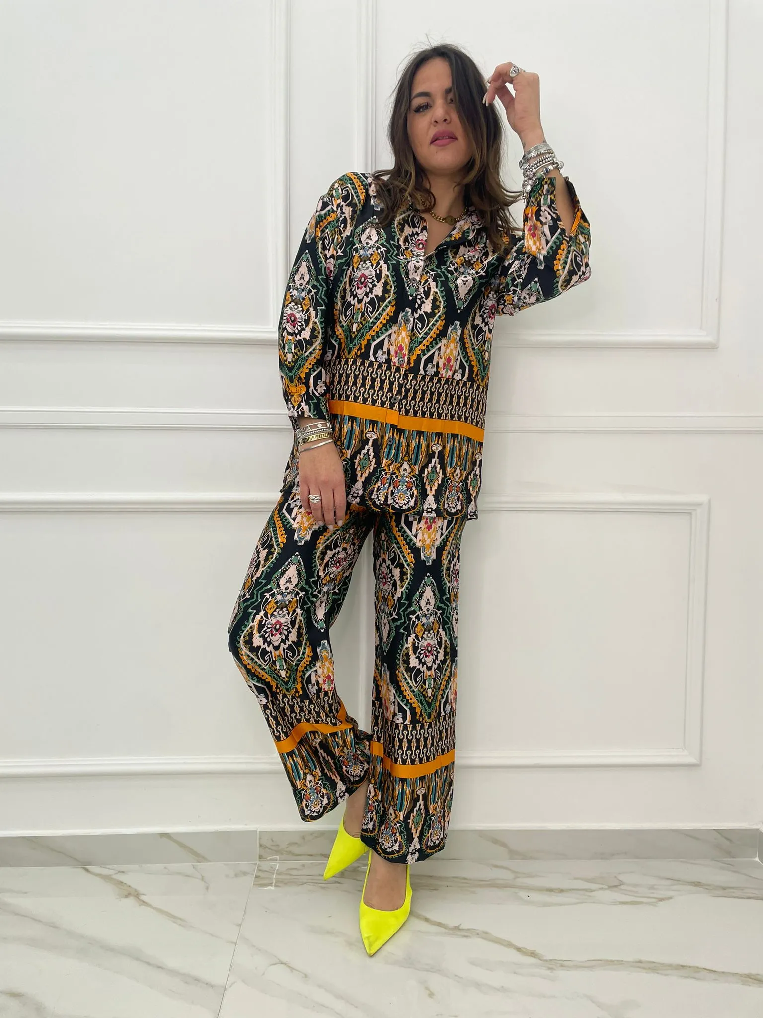 Coordinato a fantasia con camicia e pantalone palazzo