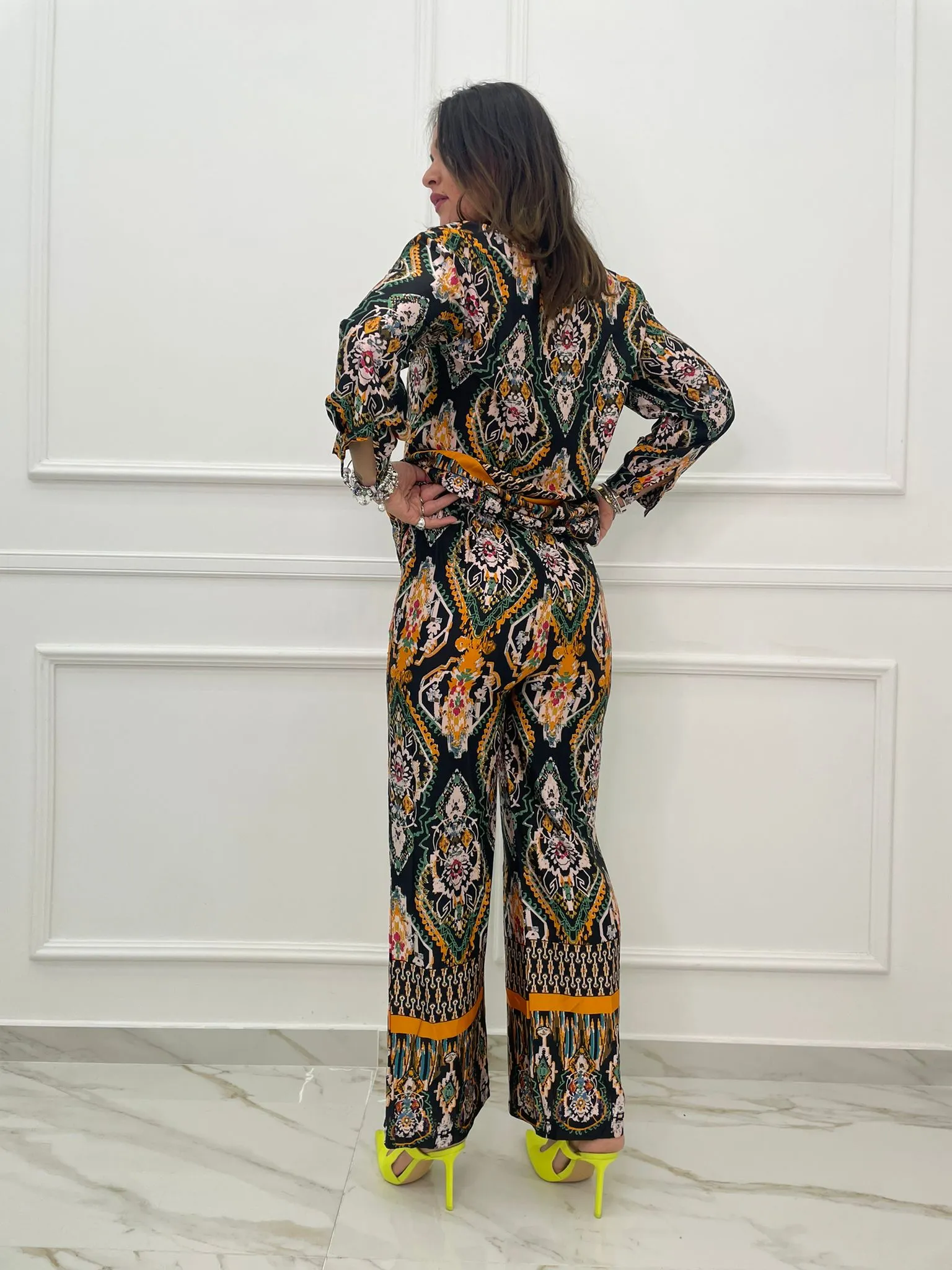Coordinato a fantasia con camicia e pantalone palazzo