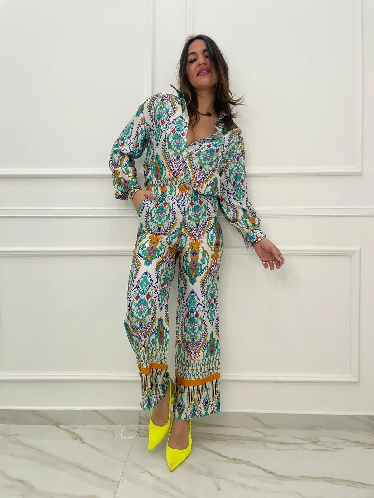 Coordinato a fantasia con camicia e pantalone palazzo