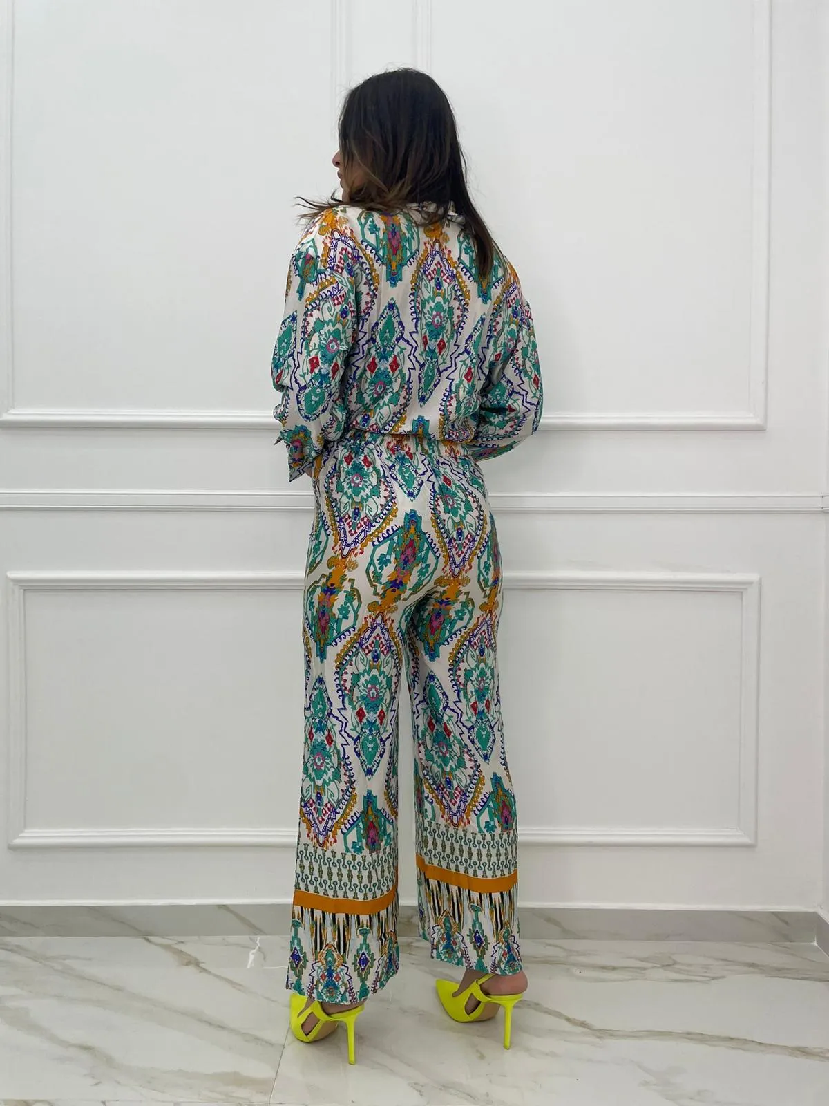 Coordinato a fantasia con camicia e pantalone palazzo