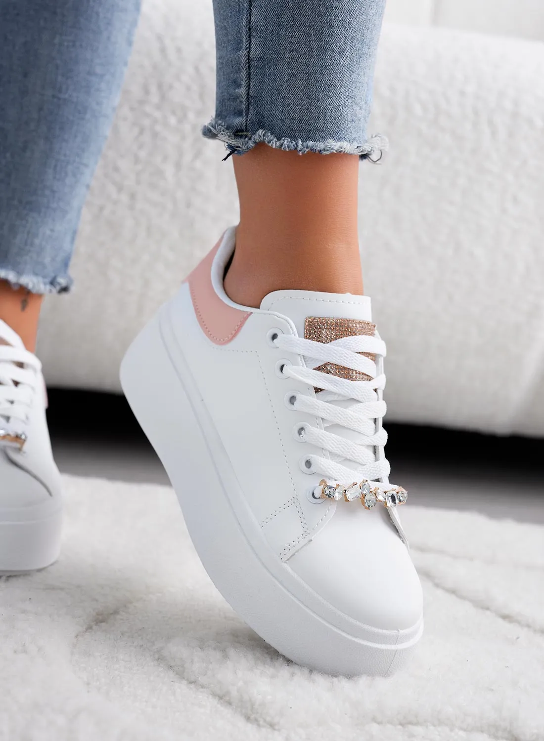 DELIA - Sneakers bianche con applicazione gioiello e retro rosa