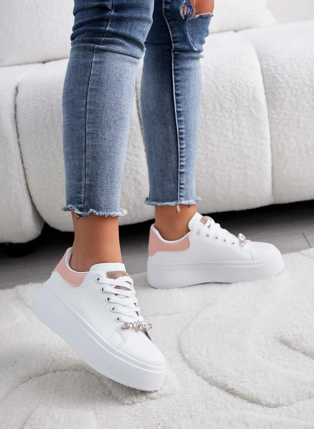 DELIA - Sneakers bianche con applicazione gioiello e retro rosa