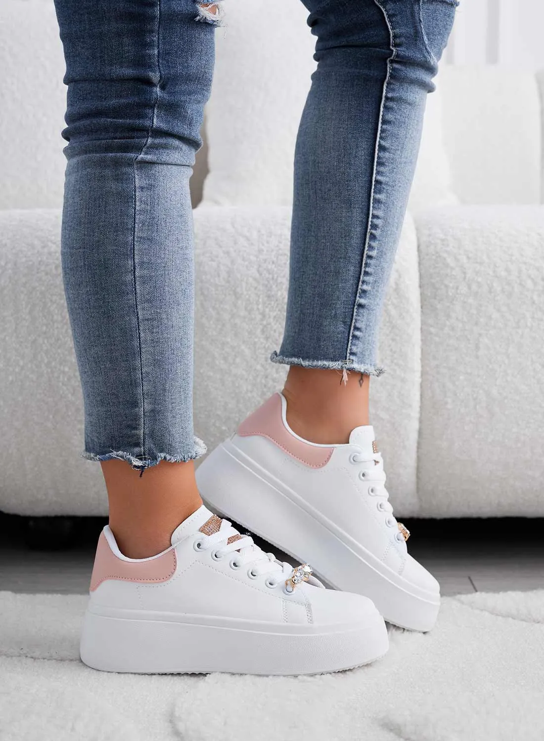 DELIA - Sneakers bianche con applicazione gioiello e retro rosa
