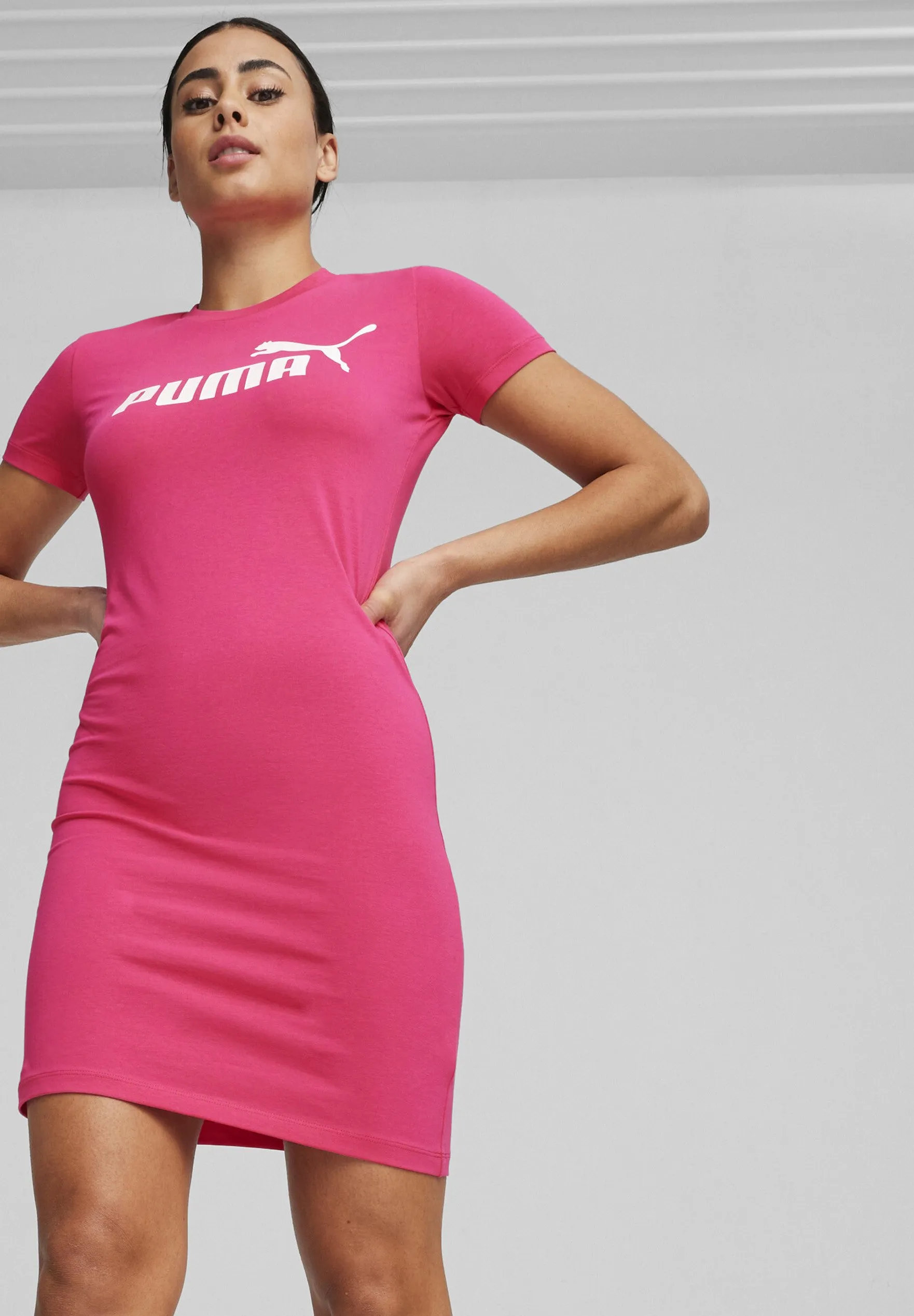 ESSENTIALS MIT SCHMALER PASSFORM - Vestito di maglina