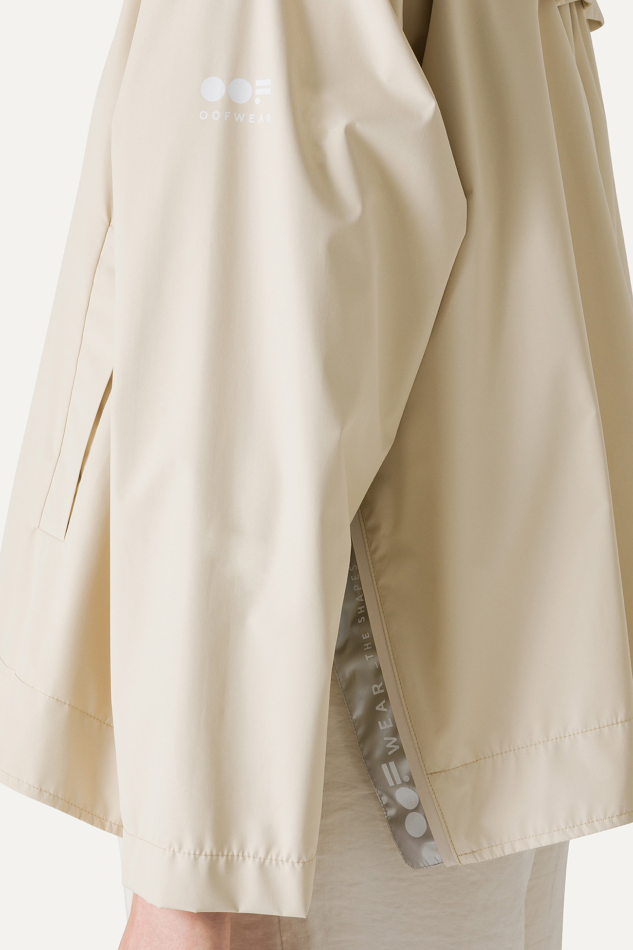 GIACCA CORTA IN NYLON CON INTERNO ARGENTO 9214 - CREMA