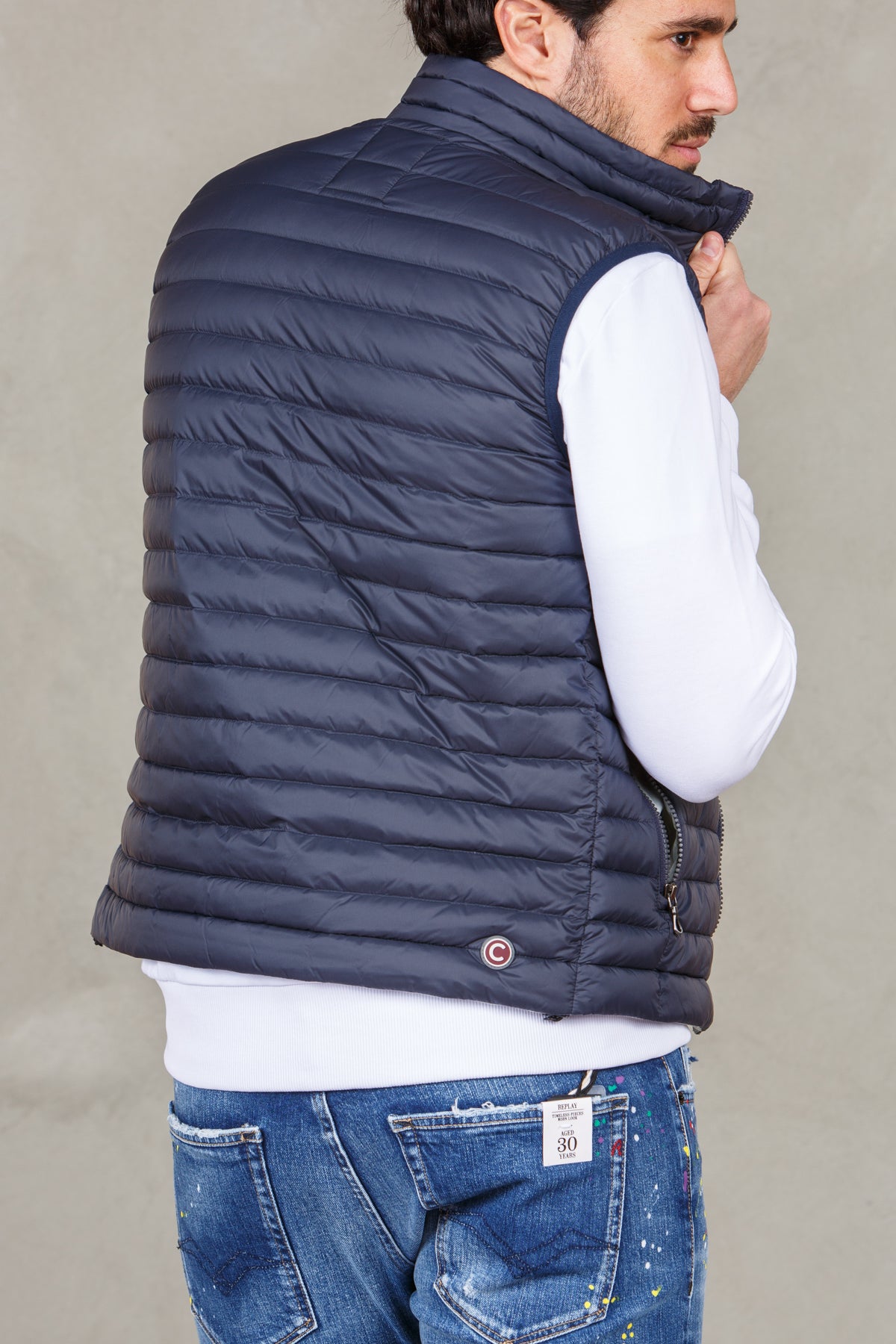 Gilet piumino urban chiusura con zip, tasche laterali e tasca interna con zip. Giromanica con nastro elastico, coulisse di regol