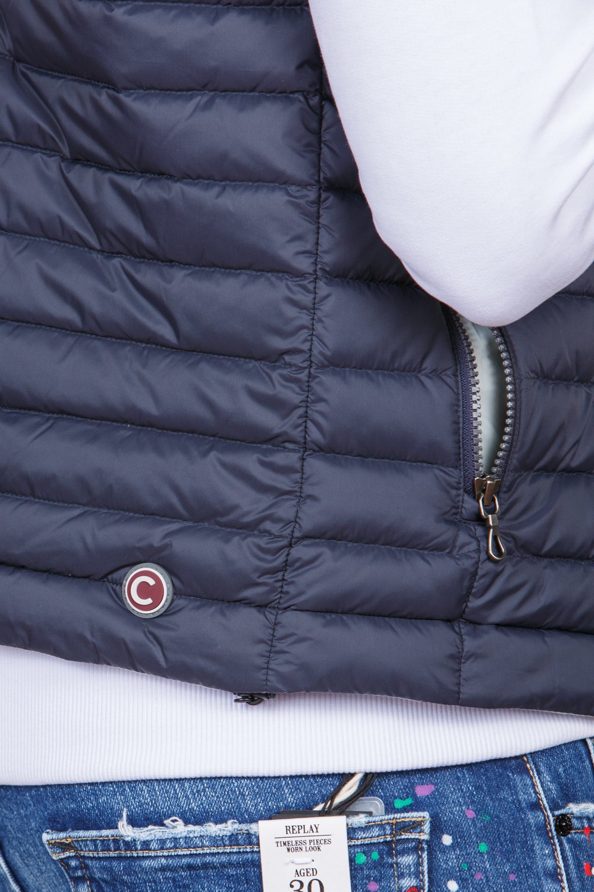 Gilet piumino urban chiusura con zip, tasche laterali e tasca interna con zip. Giromanica con nastro elastico, coulisse di regol