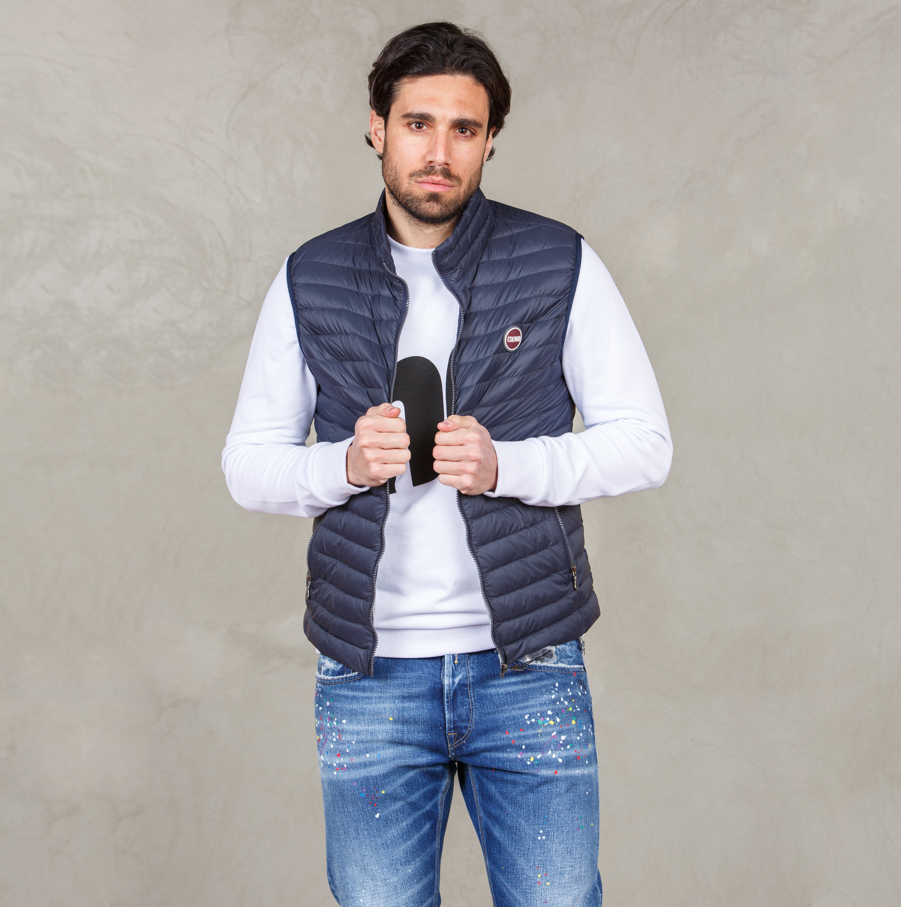 Gilet piumino urban chiusura con zip, tasche laterali e tasca interna con zip. Giromanica con nastro elastico, coulisse di regol