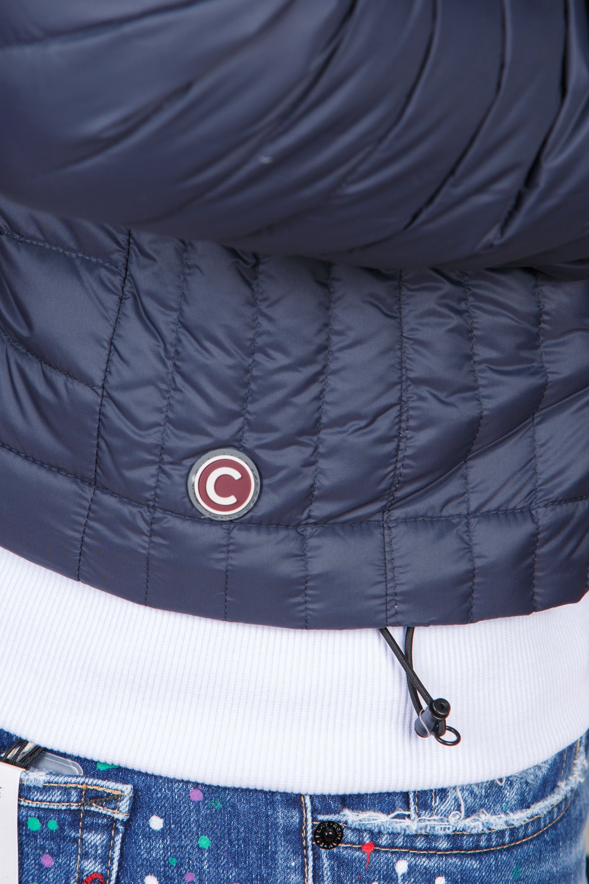 Gilet piumino urban chiusura con zip, tasche laterali e tasca interna con zip. Giromanica con nastro elastico, coulisse di regol