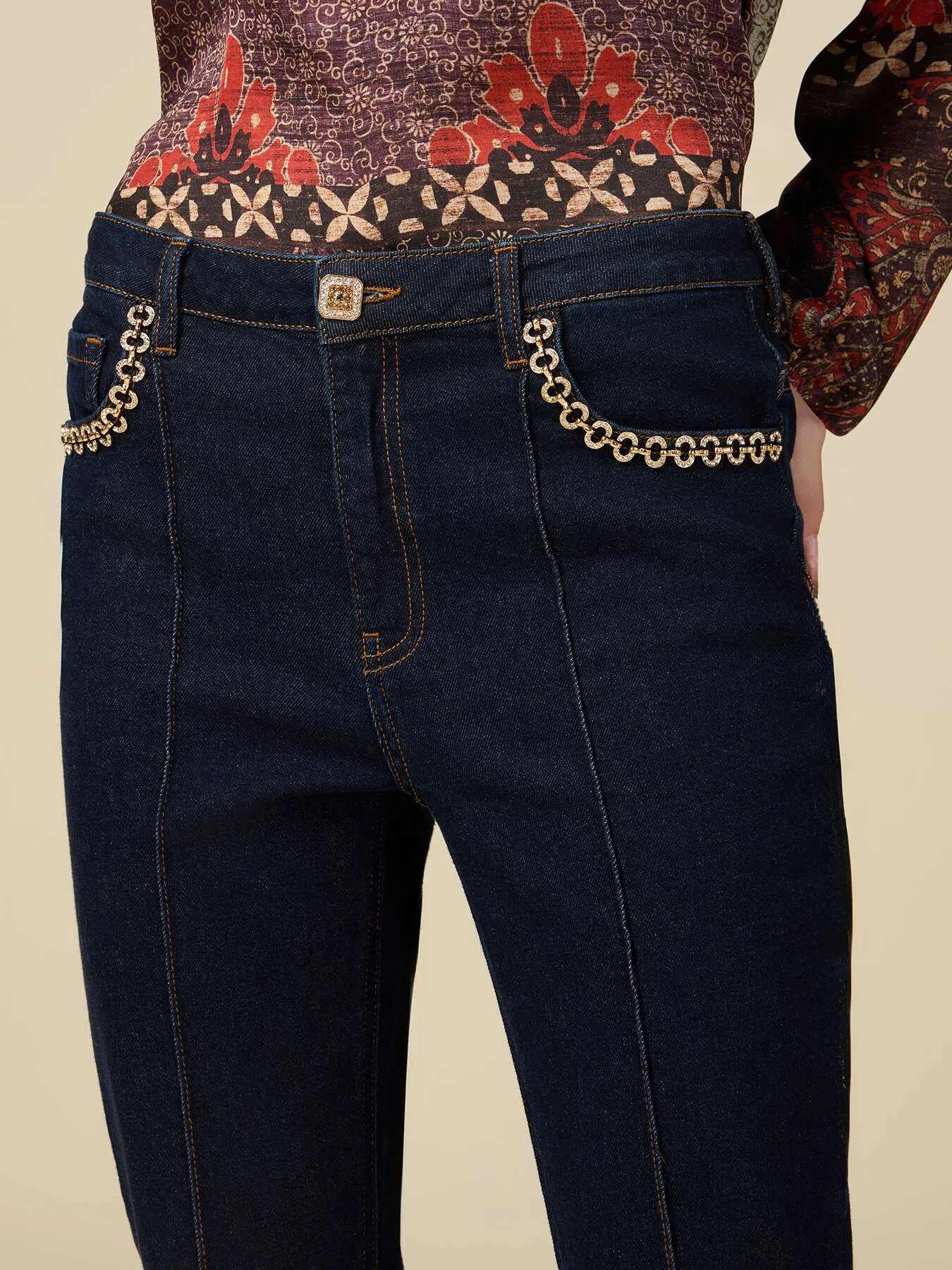 Jeans regular con catene gioiello