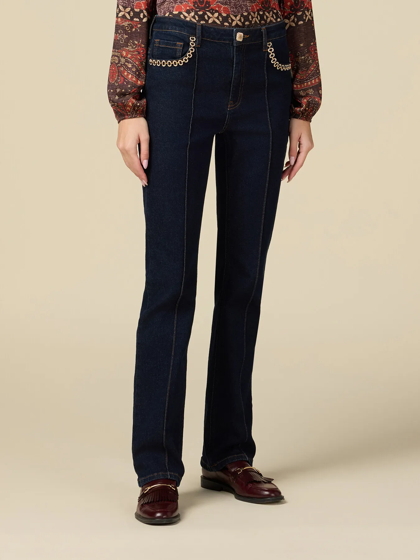 Jeans regular con catene gioiello