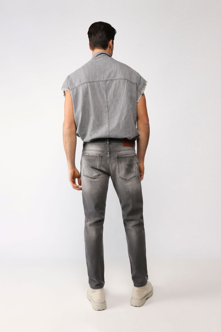 Jeans slim cropped effetto délavé con abrasioni