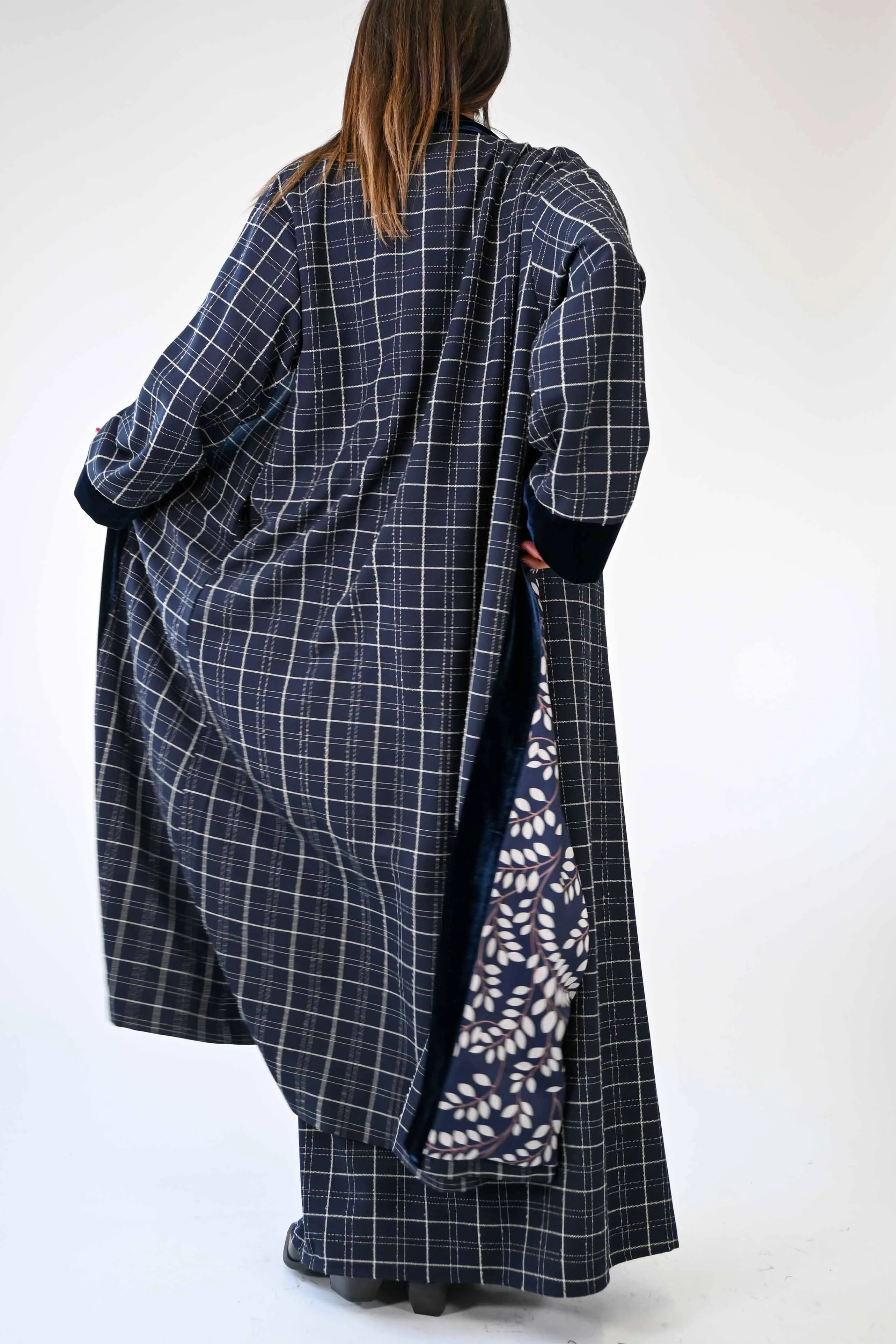 KIMONO LUNGO A QUADRI CON PROFILI VELLUTO BLU