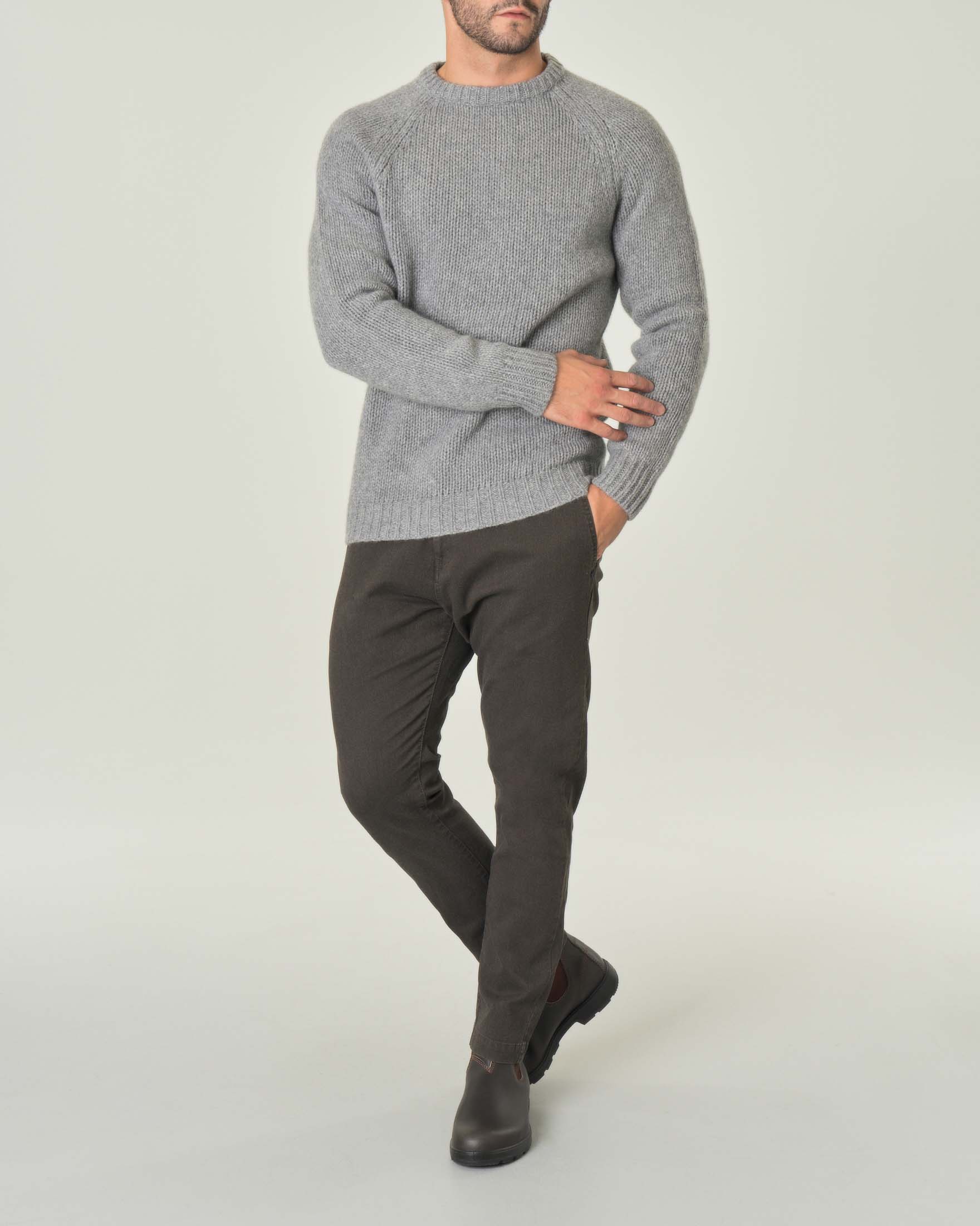 Maglione grigio girocollo in lana con manica raglan
