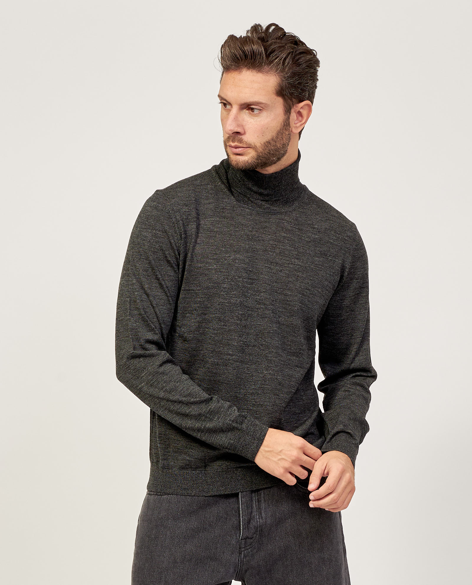 Maglione nero Boss a collo alto in lana vergine
