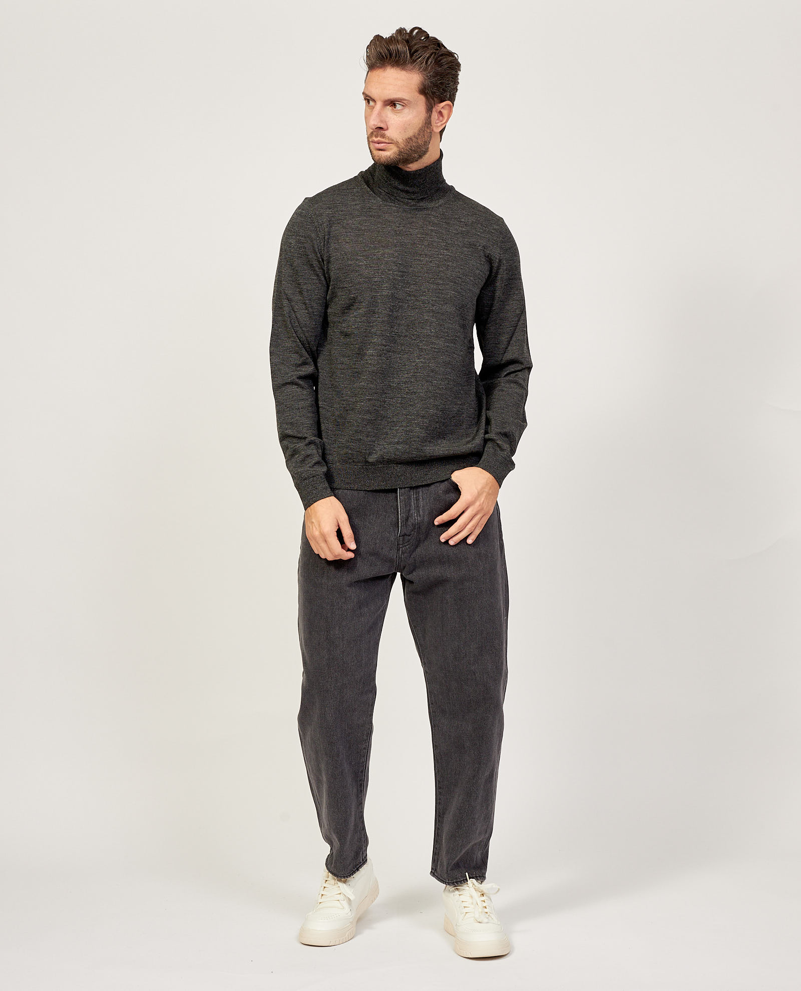 Maglione nero Boss a collo alto in lana vergine