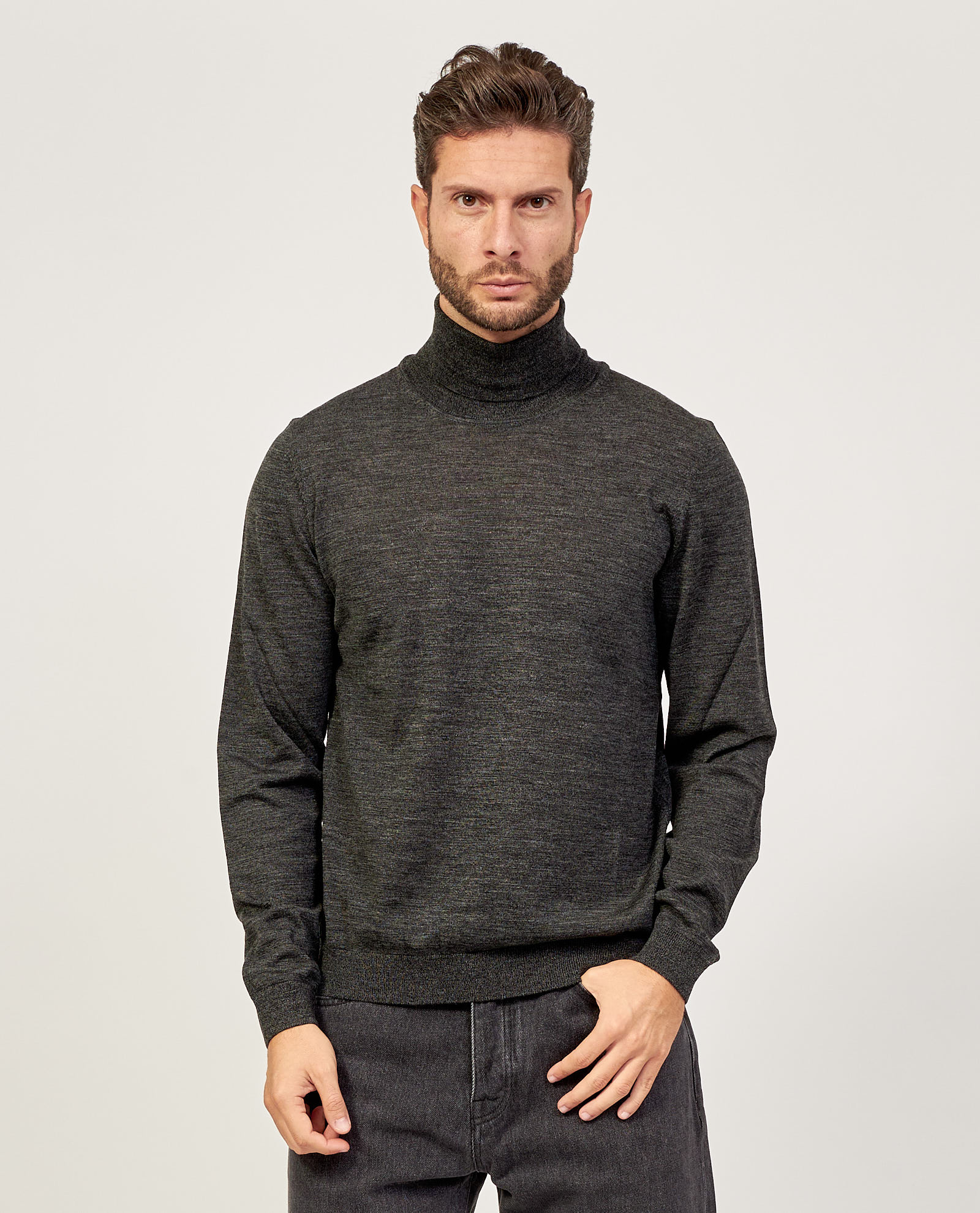 Maglione nero Boss a collo alto in lana vergine