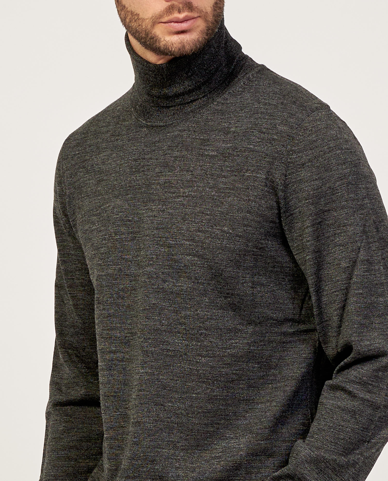 Maglione nero Boss a collo alto in lana vergine