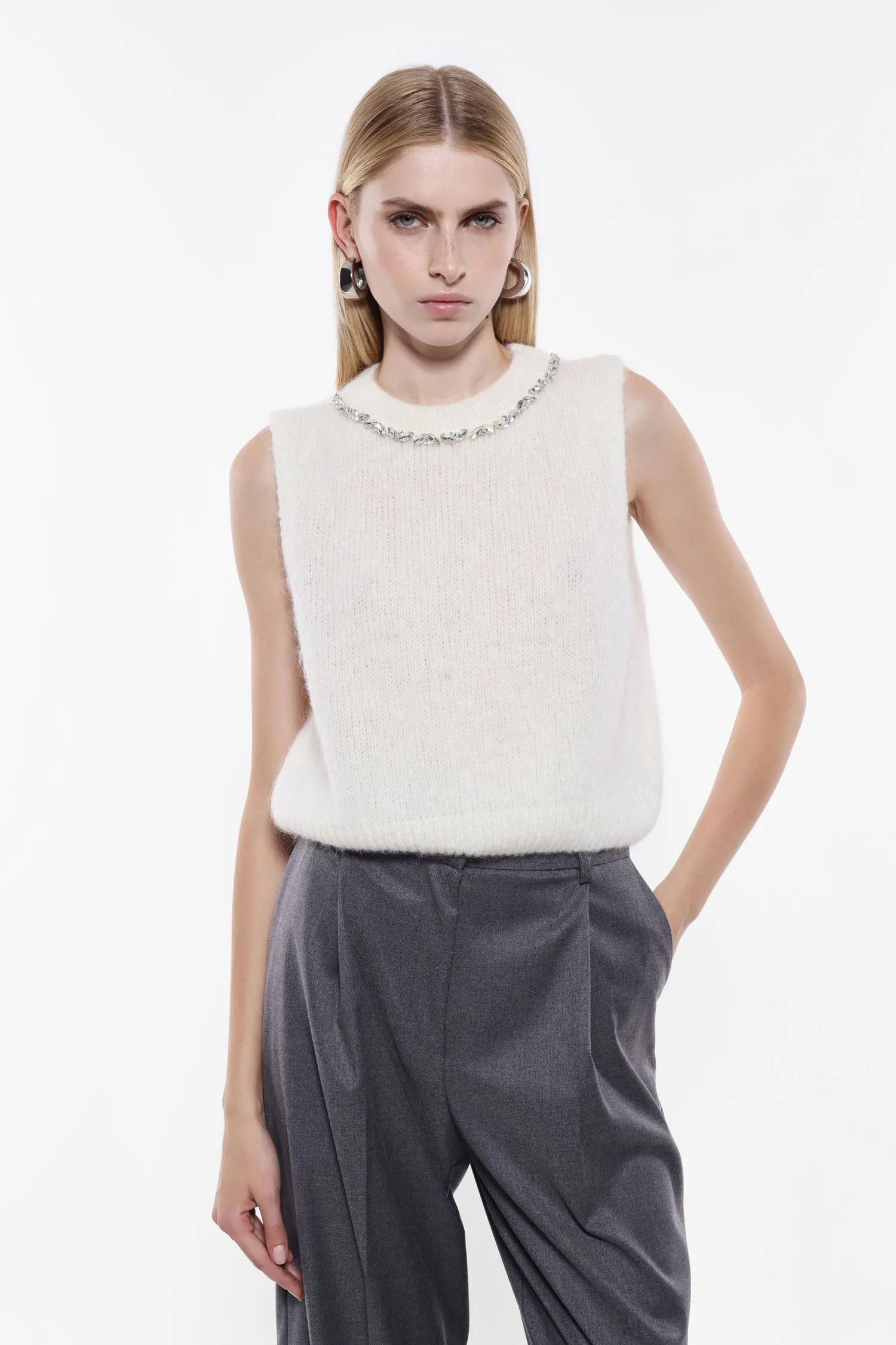   Maglione smanicato con scollo tondo     