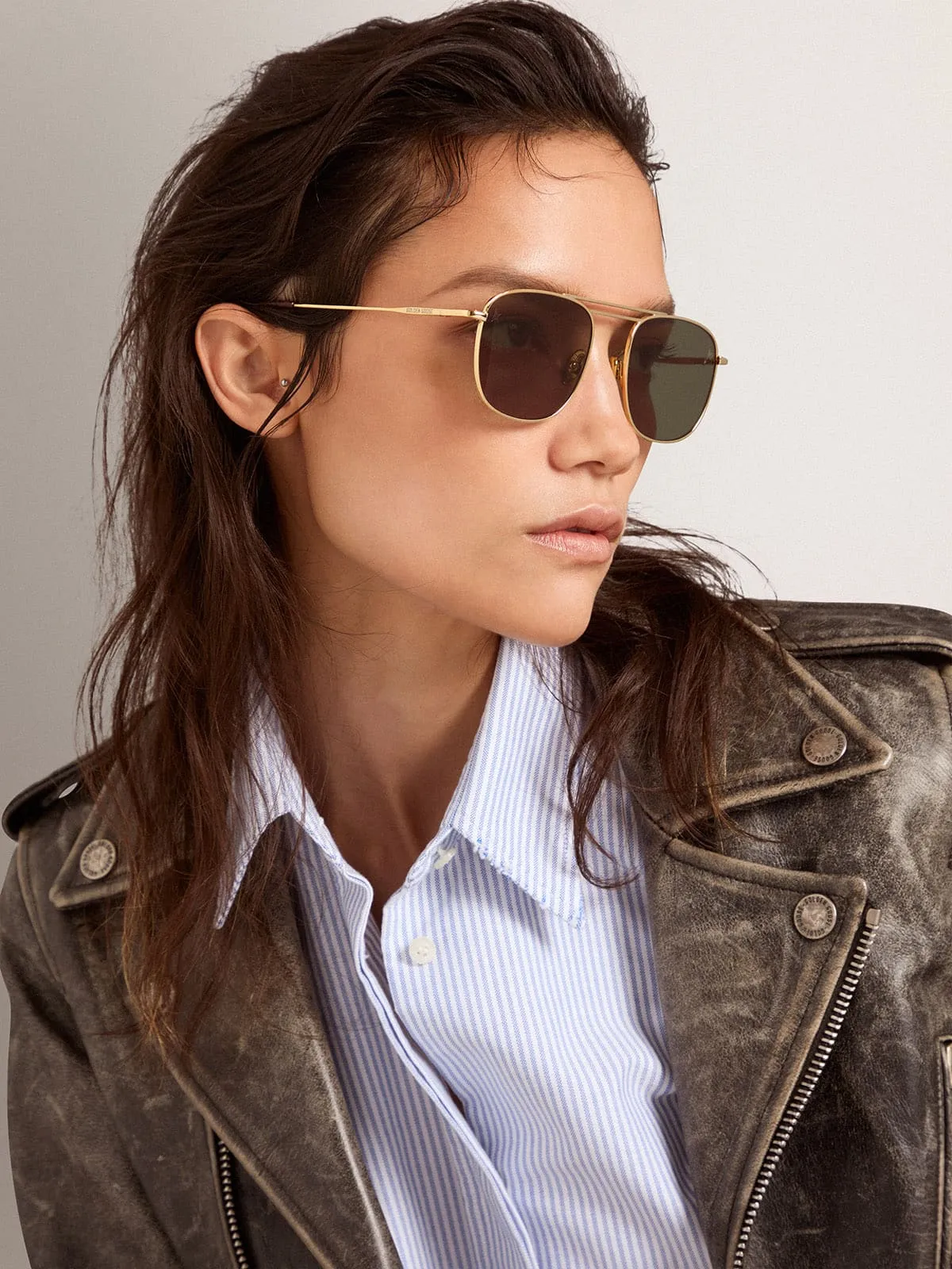 Occhiali da sole aviator con montatura dorata e lenti verdi