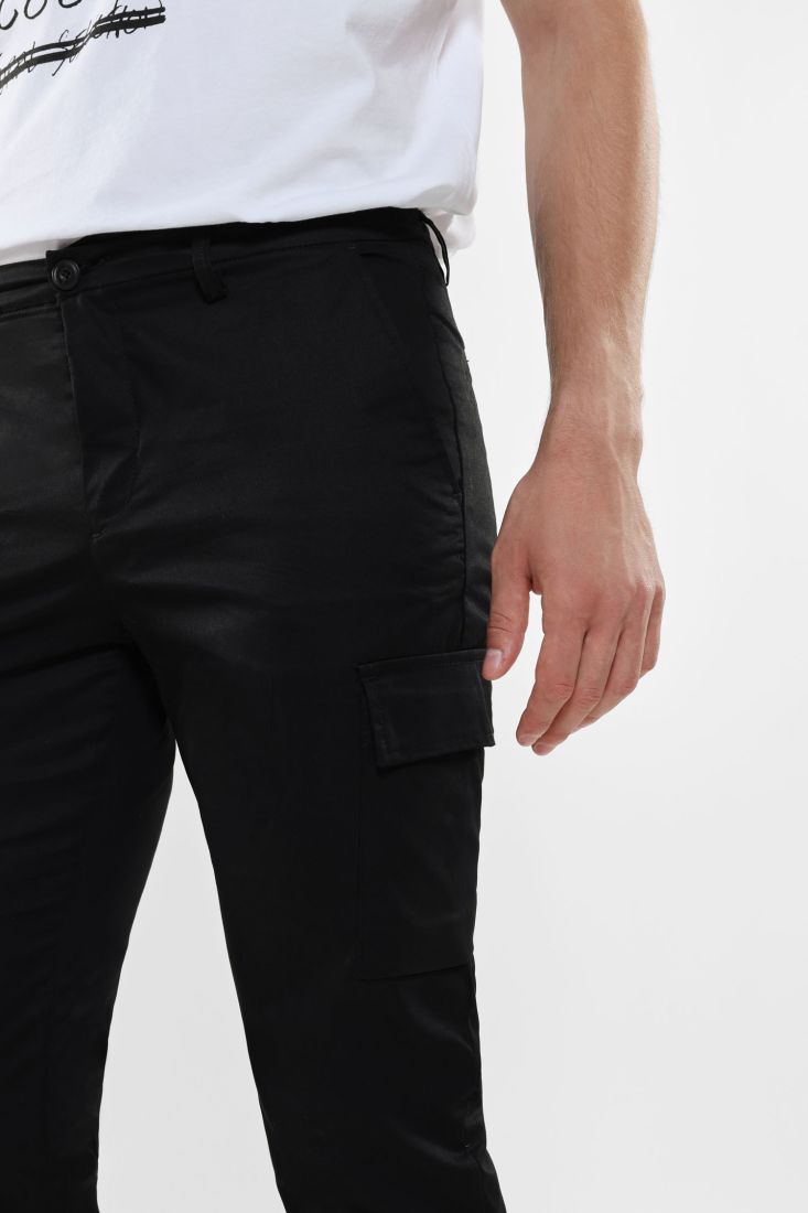 Pantaloni cargo con tasche verticali