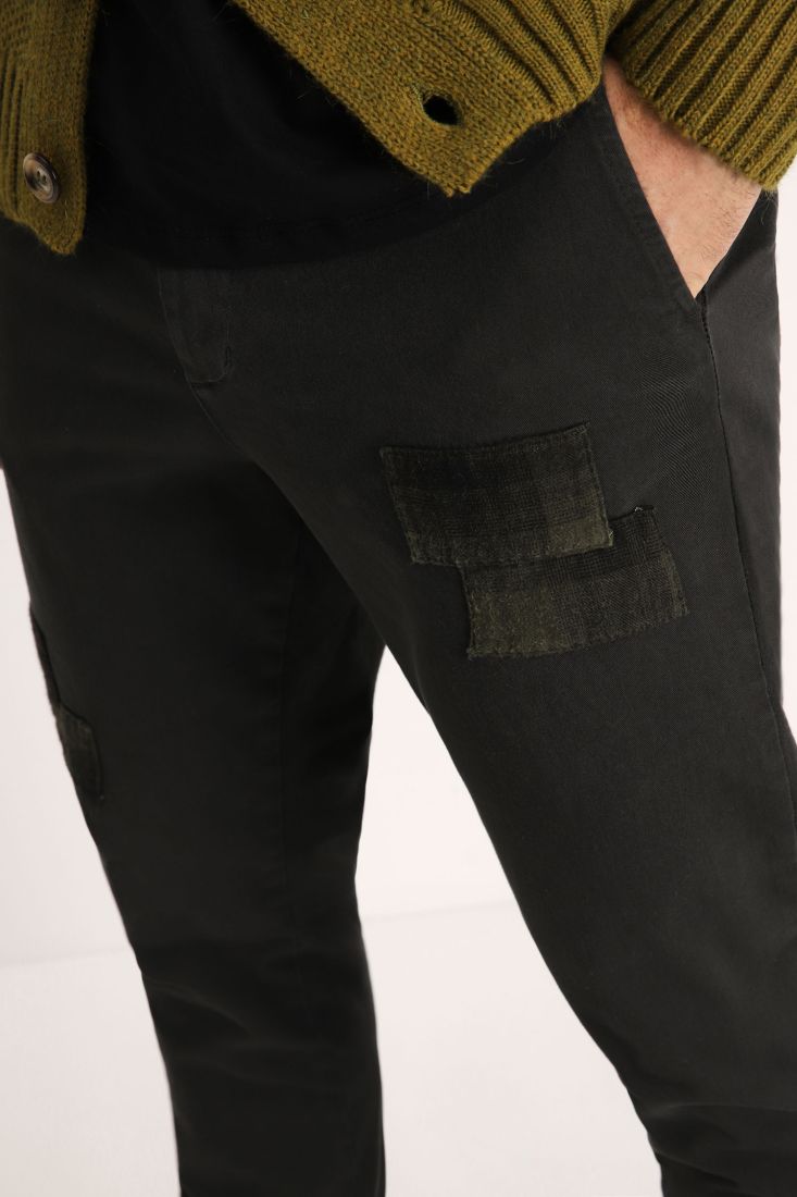 Pantaloni slim-fit monocolour con dettaglio patch