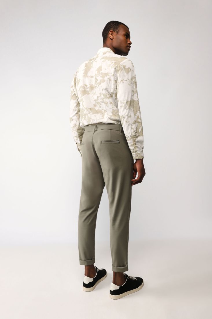 Pantaloni straight monocolour con orli risvoltati