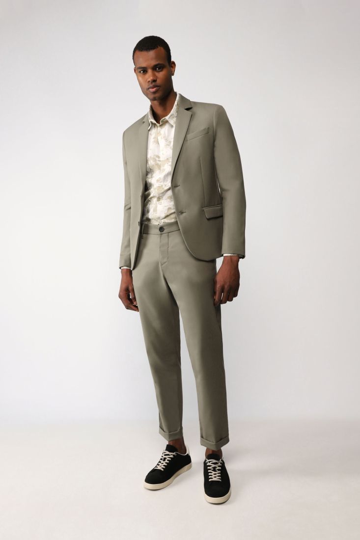 Pantaloni straight monocolour con orli risvoltati