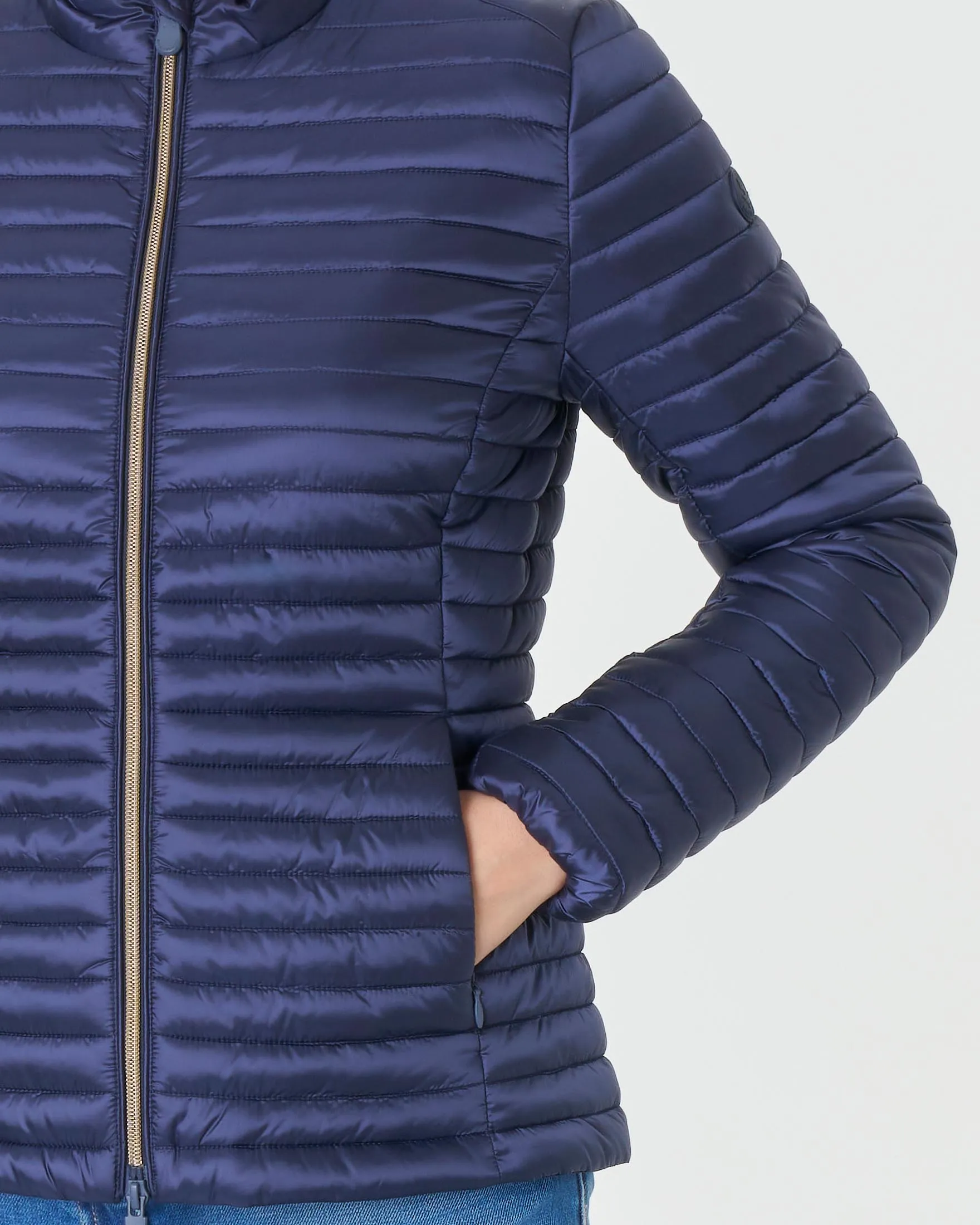 Piumino leggero blu nero modello Andreina dalla linea sfiancata in tessuto effetto raso con colletto alla coreana