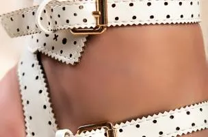 Sandali in pelle artificiale con tacco, bianco