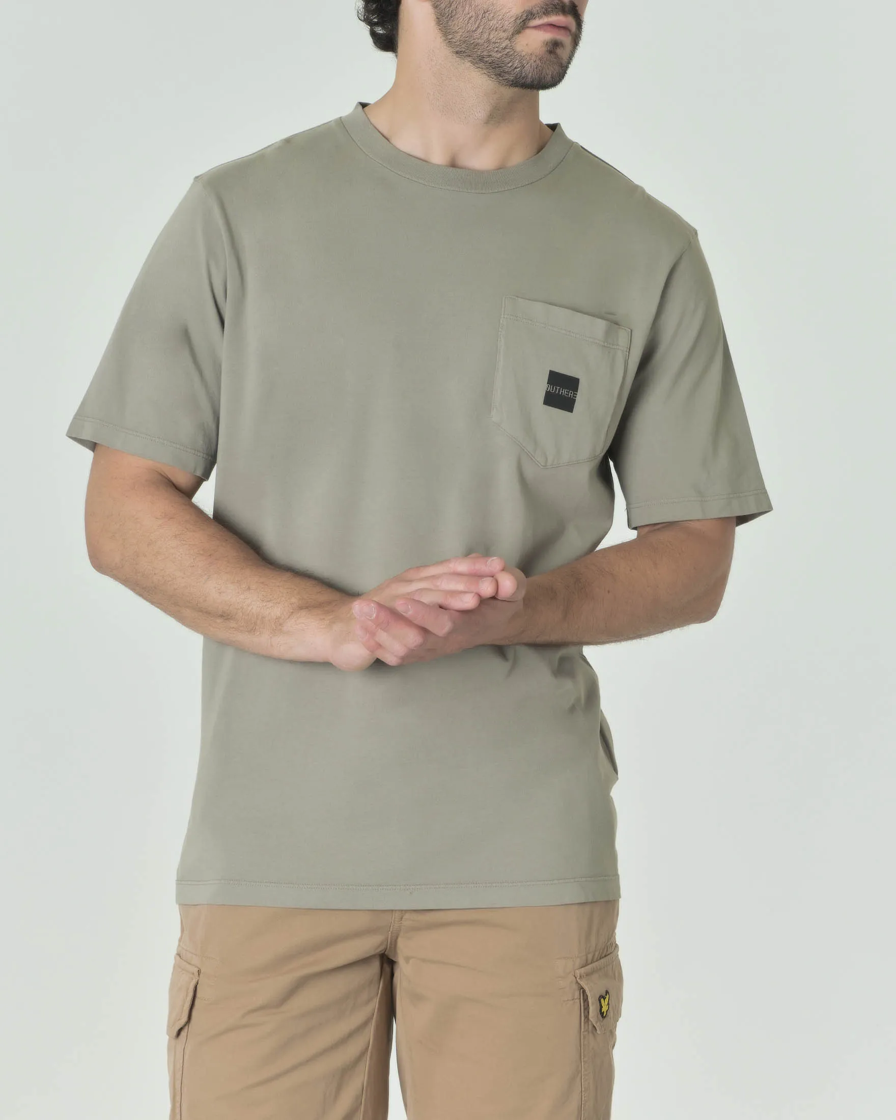 T-shirt mezza manica verde militare in cotone stretch con taschino sul petto e scritta sul retro nera