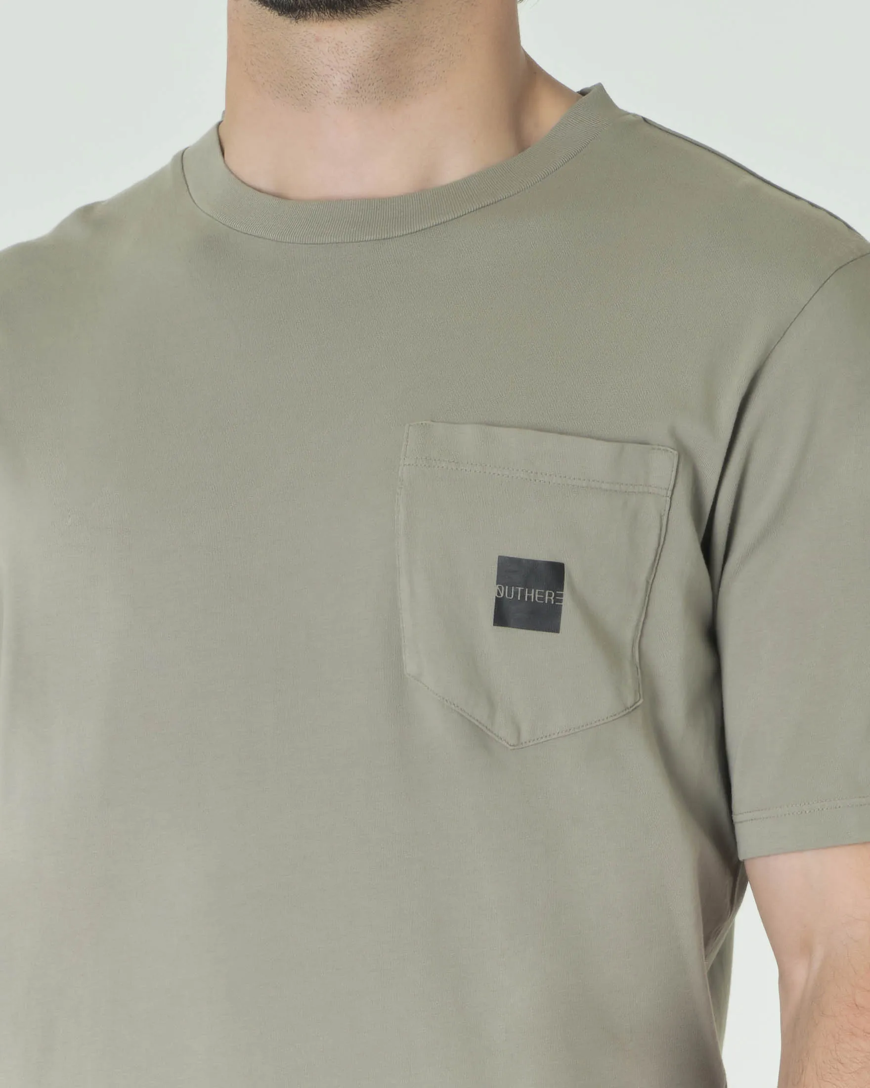T-shirt mezza manica verde militare in cotone stretch con taschino sul petto e scritta sul retro nera