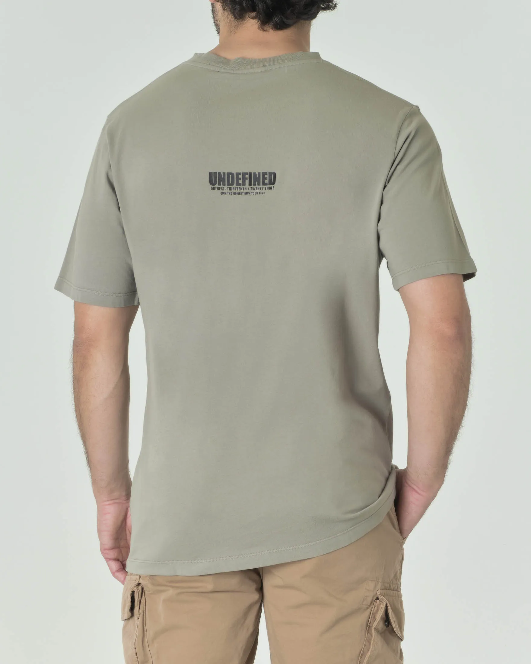 T-shirt mezza manica verde militare in cotone stretch con taschino sul petto e scritta sul retro nera